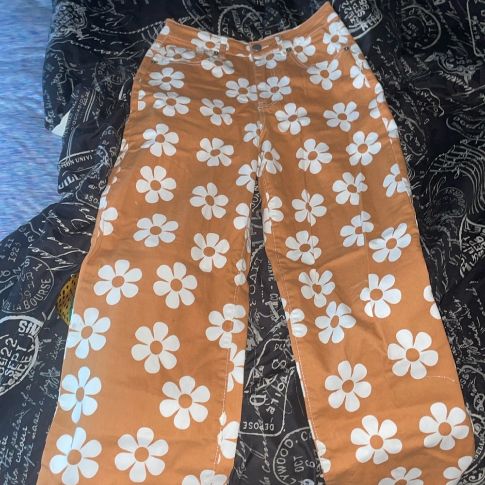 Brand name is Rue 21 , Size M & I am 145 lbs.